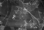 Karlsborg 1934. Karlsborgsfältet med 2 tälthangarer i närheten av landsvägen.