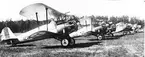 Karlsborg 1934. Flygfältet var nu bärkraftigt nog för att flygvapnets jakt-och armespaningskurs förlades till Karlsborg för samövningar. Här flygplan Bristol Bulldog J7, Jaktfalken J6 och Fokker J3A/S6A.