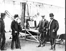 17 dec. 1903 - den dag då motorflyget föddes. Flygplanet visas här av Wilbur Wright (andra från höger).