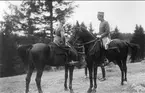 Skövde fältrittklubbs tävlingar 1934. Ryttarprinsen Gustaf Adolf och sekundchefen överste Henry Peyron ute i terrängen söder K 3 för att följa terrängritten.