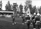 Minneshögtid på I 3 i Örebro. 300-årsjubileum med anledning av att Kungl. Maj:ts livregemente till häst organiserades 1667. Här parad för K 3:s standar, I 3:s fana och K 1:s.