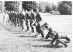 Fallskärmsjägarskolan Karlsborg i början av 1960-tal. Förberedelse inför fallskärmshoppning.