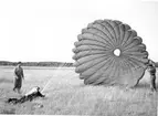 Fallskärmsjägarskolan Karlsborg i slutet av 1950-tal.Landning.