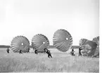 Fallskärmsjägarskolan Karlsborg i slutet av 1950-tal.Landning.