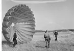 Fallskärmsjägarskolan Karlsborg i slutet av 1950-tal.Landning.