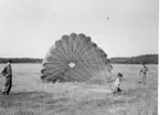 Fallskärmsjägarskolan Karlsborg i slutet av 1950-tal.Landning.