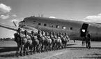 Fallskärmsjägarskolan i Karlsborg 1952.Ilastning.