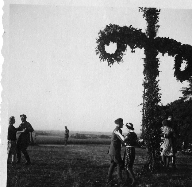 Midsommarfest. Beredskap i Härslöv, Skåne. A6.