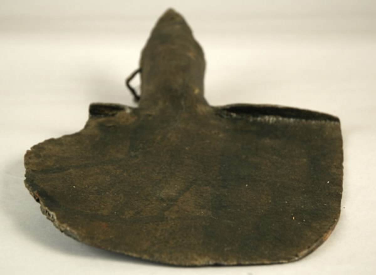 Arkeologiskt föremål. Spade, utan skaft, blad av järn.