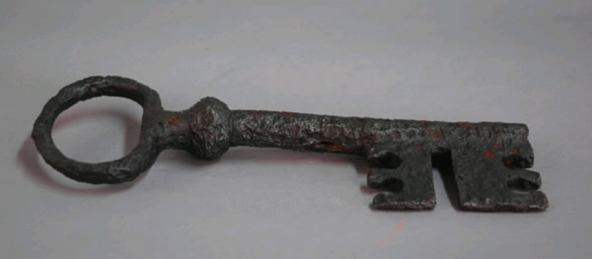 Dörrnyckel av järn till någon av kyrkans ytterdörrar.