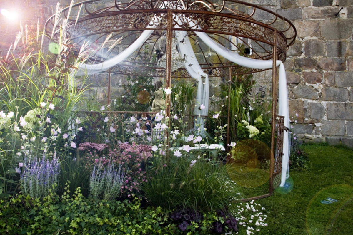 Mat & Fest vid Mickelsmäss 2011. Träslövs trädgårds lusthus vid Mellersta valvet inbjöd till vila och inspirerade många.
