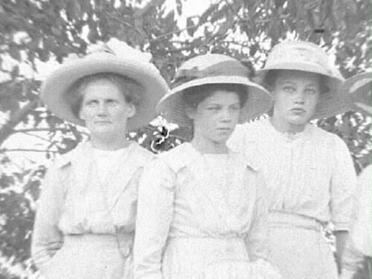 Gruppbild med kvinnor fotograferade utomhus. De bär stora hattar.  Sittande fr vänster Signe Sikén f 1898, Anna Siken född 1893. Översta raden fr vänster: Augusta Börjesson Brunared f 1888, Lydia Sikén f 1900, Ellen Sikén gift Börjesson f 1898.