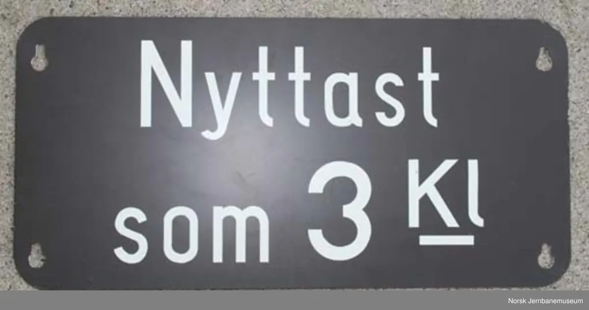 Informasjonsskilt for personvogn, tosidig, med tekst "Nummerte plasser" og "Nyttast som 3 kl"