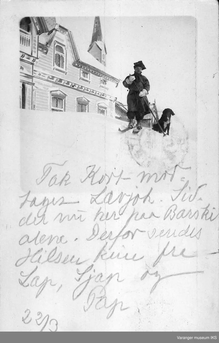 Postkort, postmann på ski med hund venter utenfor Amtmannsgården i Vadsø 1905.