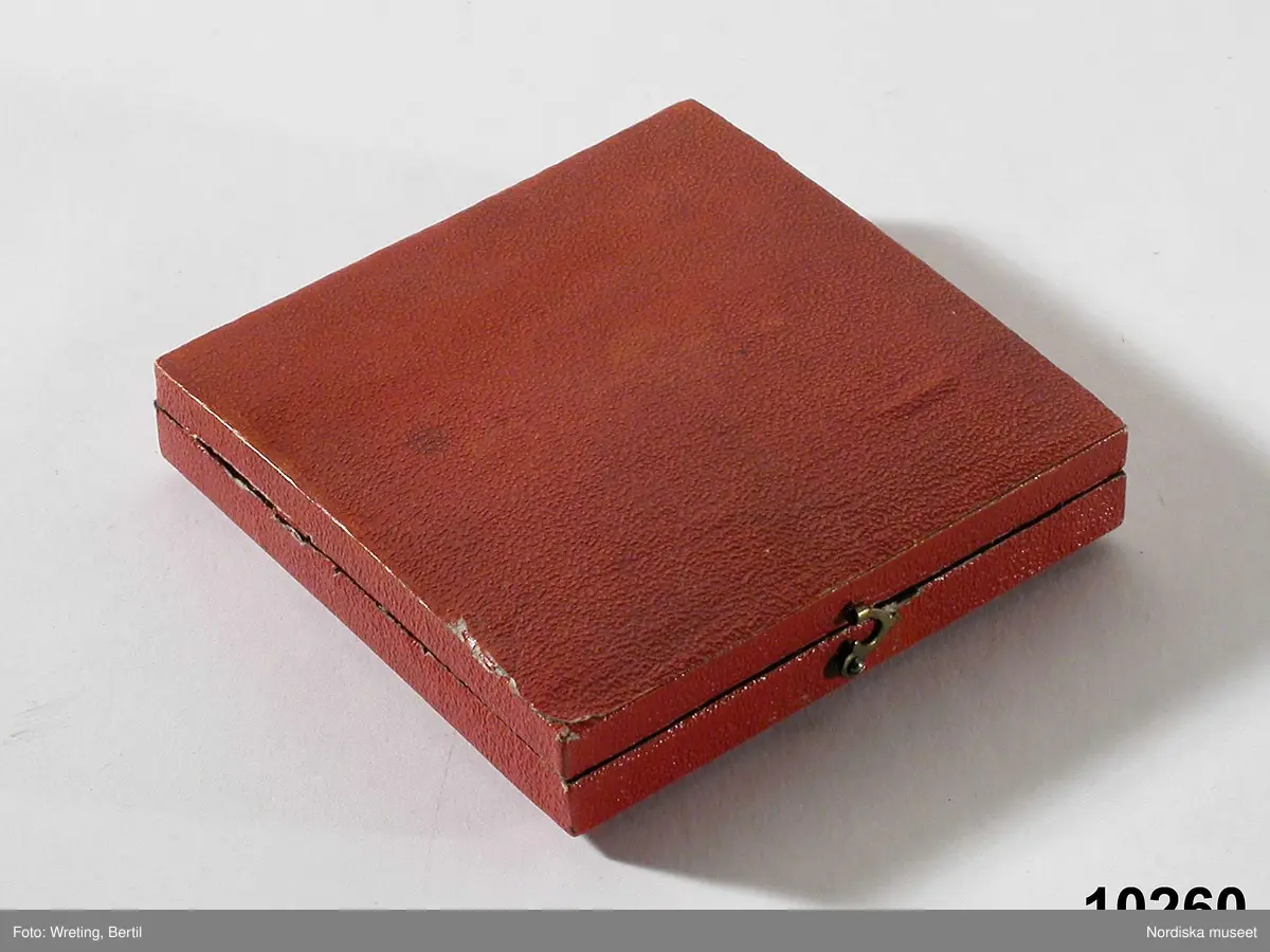 Huvudliggaren:
"Minnespenning. I brons. Öfver Jenny Lind, henne tillegnad af tonkonstens vänner i Stockholm. Jmfr. Hildebrand, B.E. 'Minnespenningar öfver enskilda svenska män och kvinnor' sid. 364, nr 5. G. af fabrikör A. Fagerberg 29/3 1876."

Med etui.
/Ingrid Frankow 2007-05-04