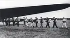 Fallskärmsjägarskolan i Karlsborg 1956.Ilastning DC3.