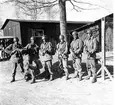 Fallskärmsjägarskolan i Karlsborg 1956.Ilastning DC3.Bilden finns endast på CD-ROM.