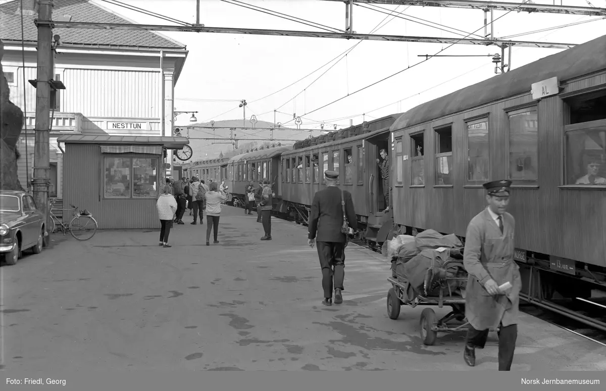Nesttun stasjon med persontog i påsken 1964