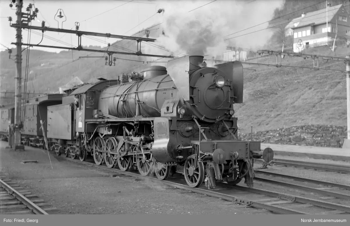 Damplokomotiv type 31b nr. 430 foran påsketog til Mjølfjell på Voss stasjon