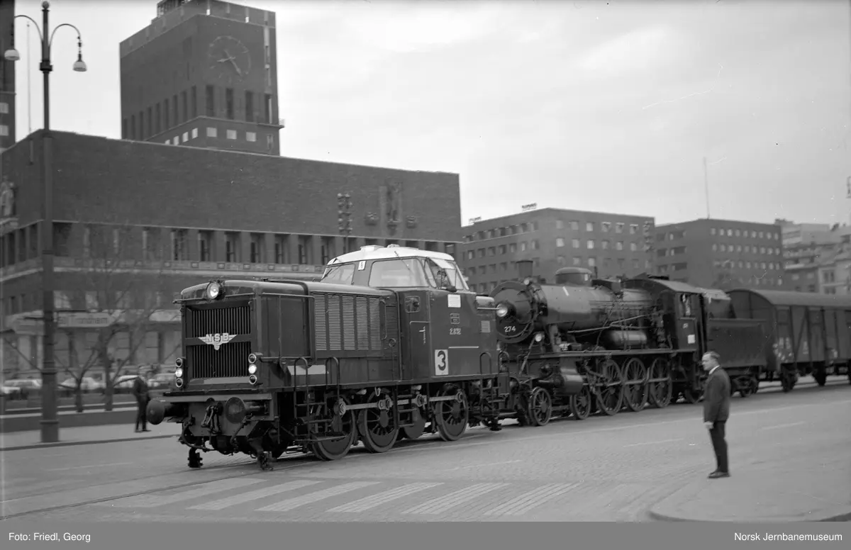 Tog over Rådhusplassen trukket av diesellokomotiv type Di 2 nr. 832, med bl.a. damplokomotiv type 30a nr. 274 underveis til Kristiansand distrikt