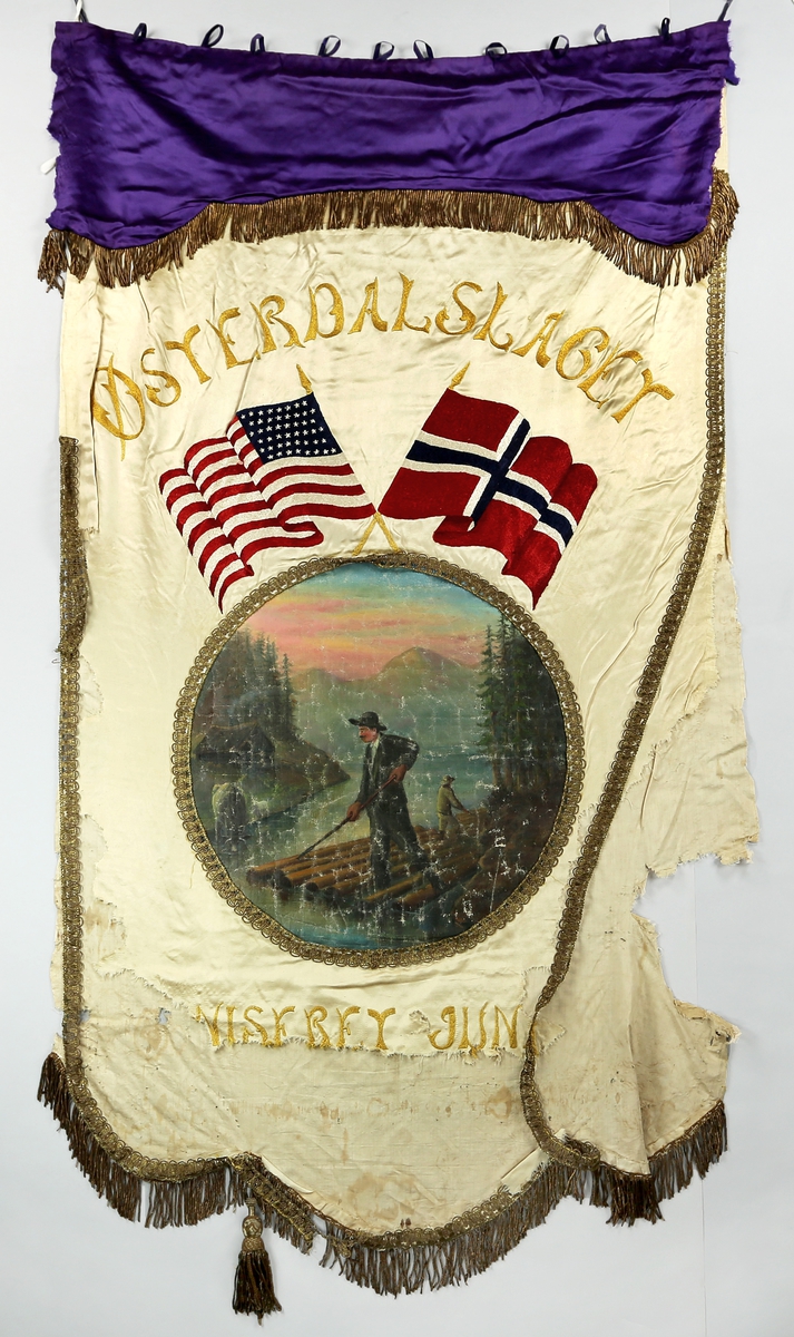 En tømmerfløter i elva, med skog og fjell i bakgrunnen og en solrød himmel. Over dette malte motivet er det amerikanskje og det norske flagget