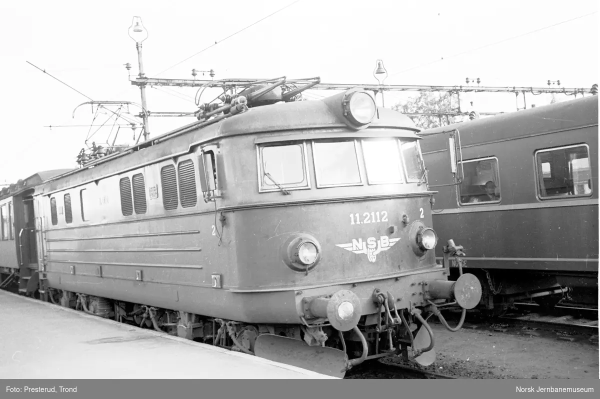 Elektrisk lokomotiv type El 11 nr. 2112 på Hokksund stasjon