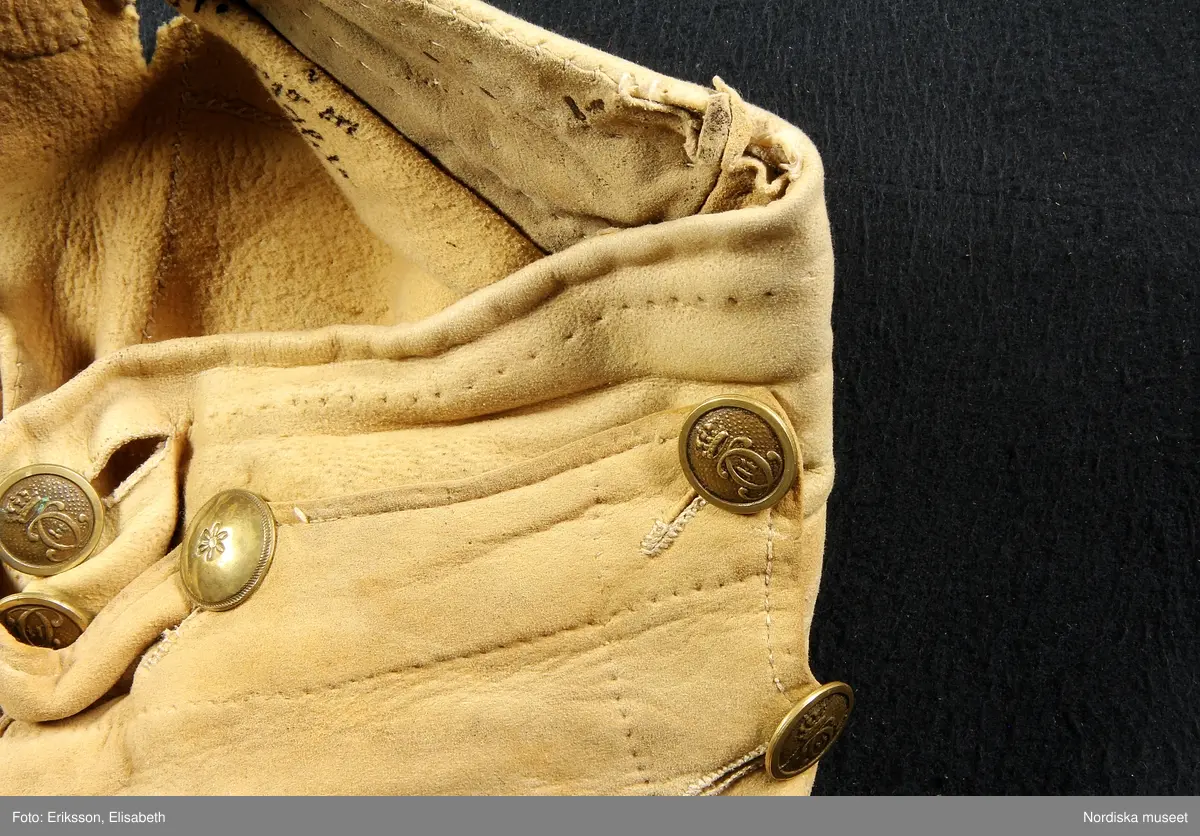 Bilaga: brev före förvärv från säljaren: "ett par älgskinnsbyxor ca 150 år men för mycket utslitna för att kunna sändas, men nu finns ej sämskskinn i här i Helsingland och ingen sämskskinnsmakare, skall jag låta en skräddare förfärdiga ett par af vadmal?"

Troligen är det dessa byxor som sedan sändes till museet.