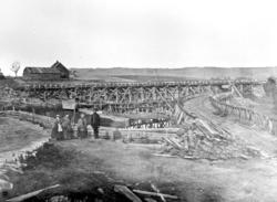 Den gamle Flaen bru mellom Strømmen og Lillestrøm; med Strøm