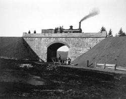 Den nye Frogner bru som i 1866 erstattet en trebru; damploko