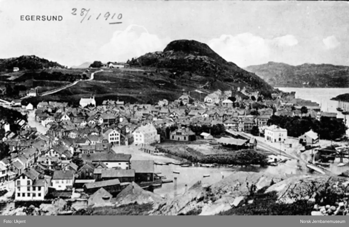 Oversiktsbilde over Egersund med den gamle stasjonen