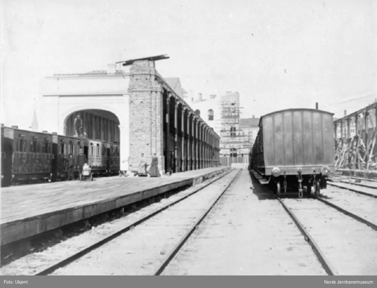 Østbanestasjonen rundt 1879 : utvidelser pågår