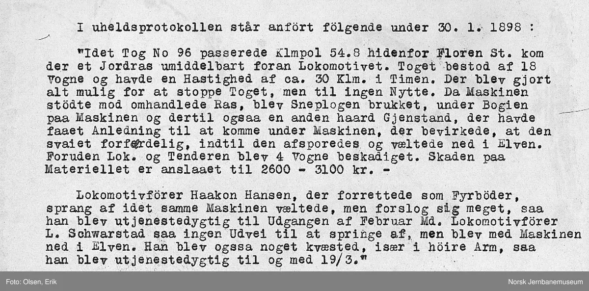 Avsporet damplokomotiv type 9a nr. 57 ved kilometer 54,8 mellom Flornes og Hegra : damplokomotiv type 8a ses i bakgrunnen