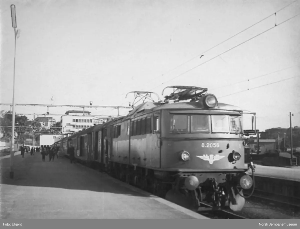 Elektrisk lokomotiv El 8 nr. 2056 foran persontog på Stavanger stasjon