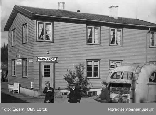 Marnardal stasjonsbygning og ventende rutebuss