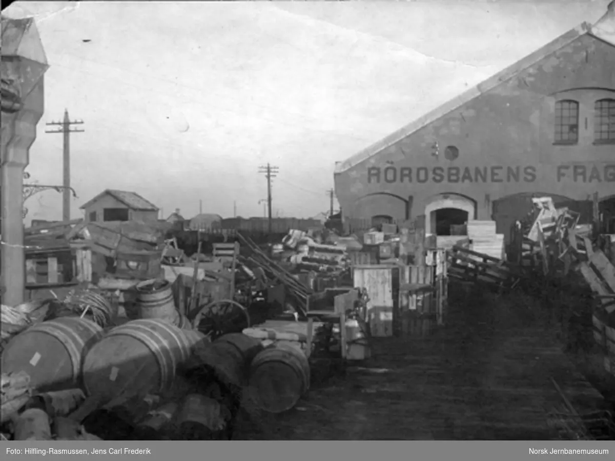 Rørosbanens godsekspedisjon på Trondheim stasjon med store godsmengder