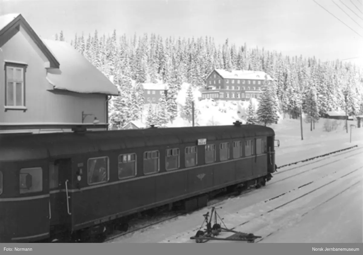 Tonsåsen stasjon med en motorvogn type 6f nr. 18319 til Oslo i spor 1