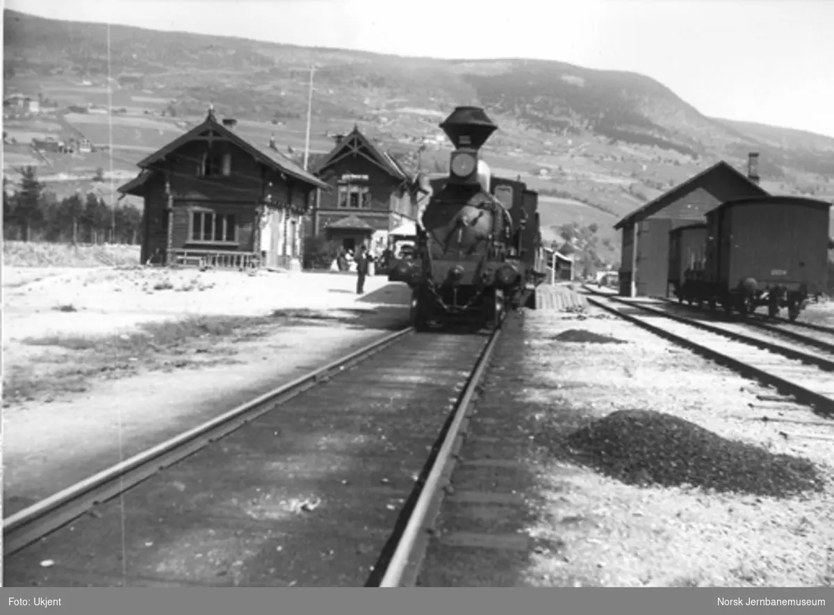 Ringebu stasjon med et damplokomotiv av type 9a foran nordgående tog i spor 1