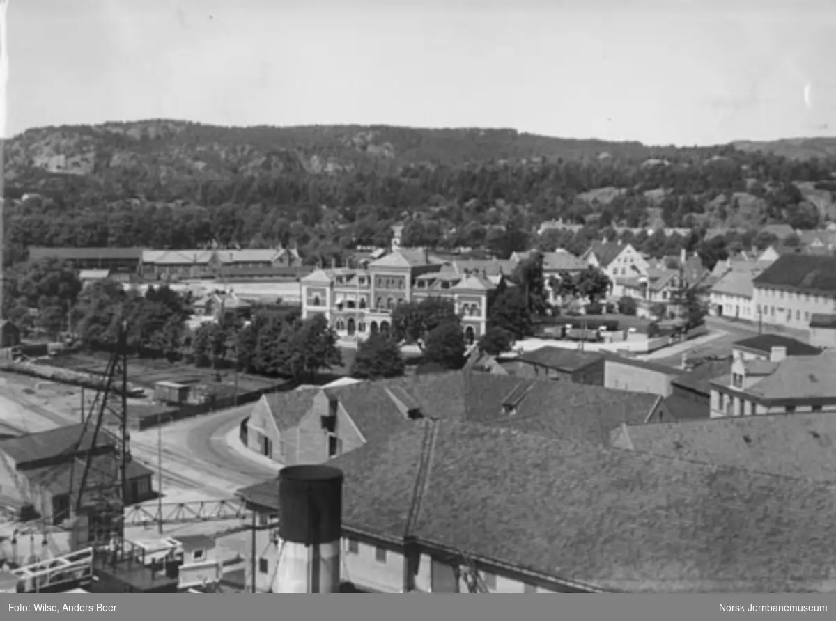 Oversiktsbilde med Kristiansand stasjonsbygning