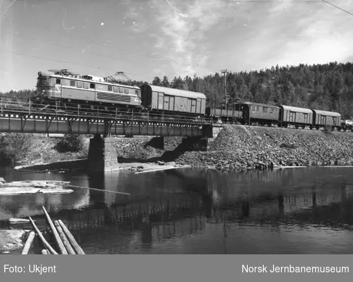 NSB elektrisk lokomotiv El 8 2066 med godstog på bru over Nidelva ved Nelaug