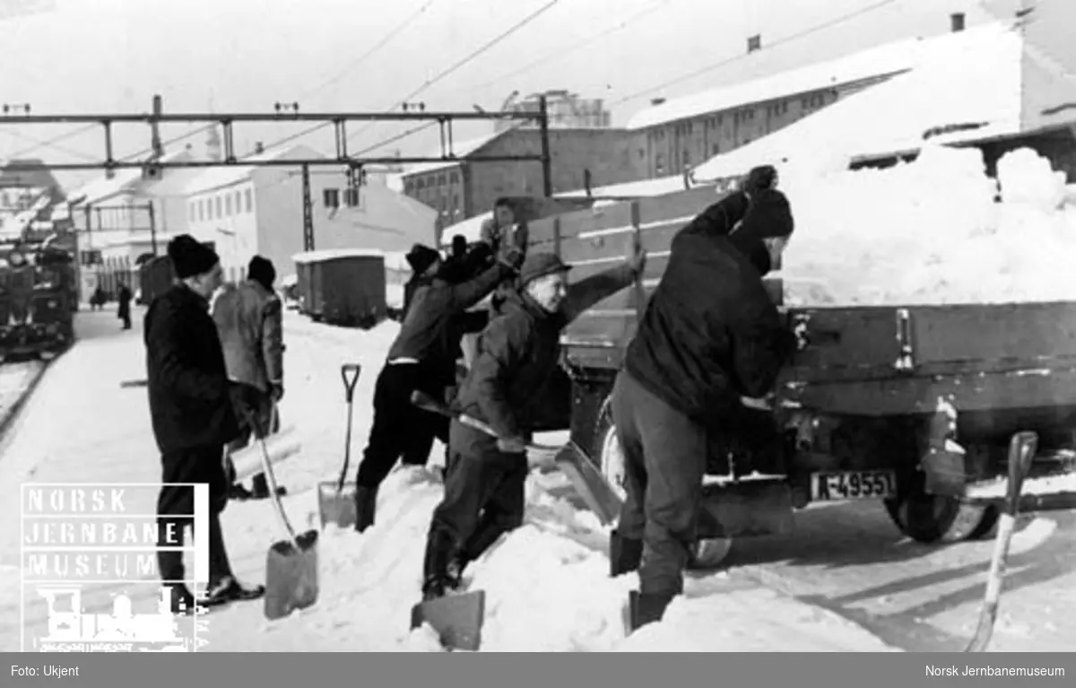 Snørydding på Oslo Ø i februar 1966