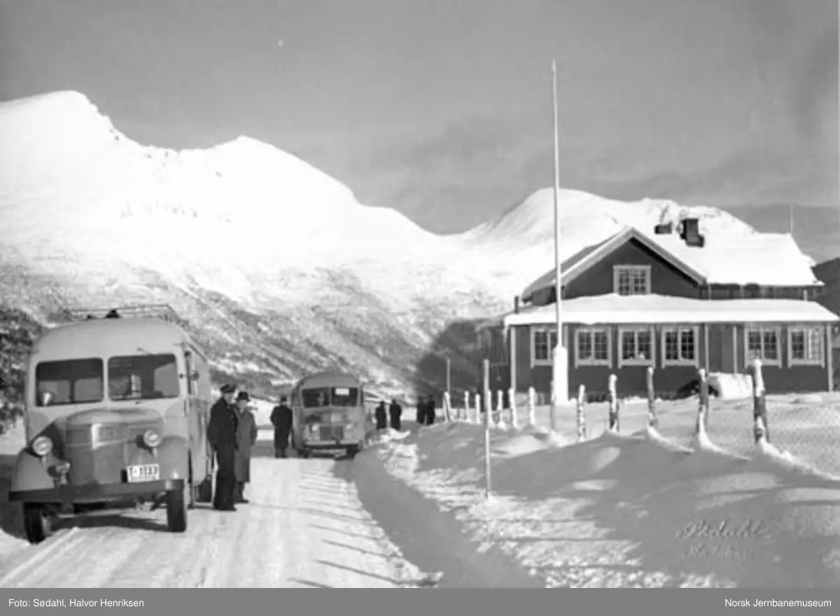 Fra Ørskogfjellet med NSB Bilruter Ålesund godsbil og buss