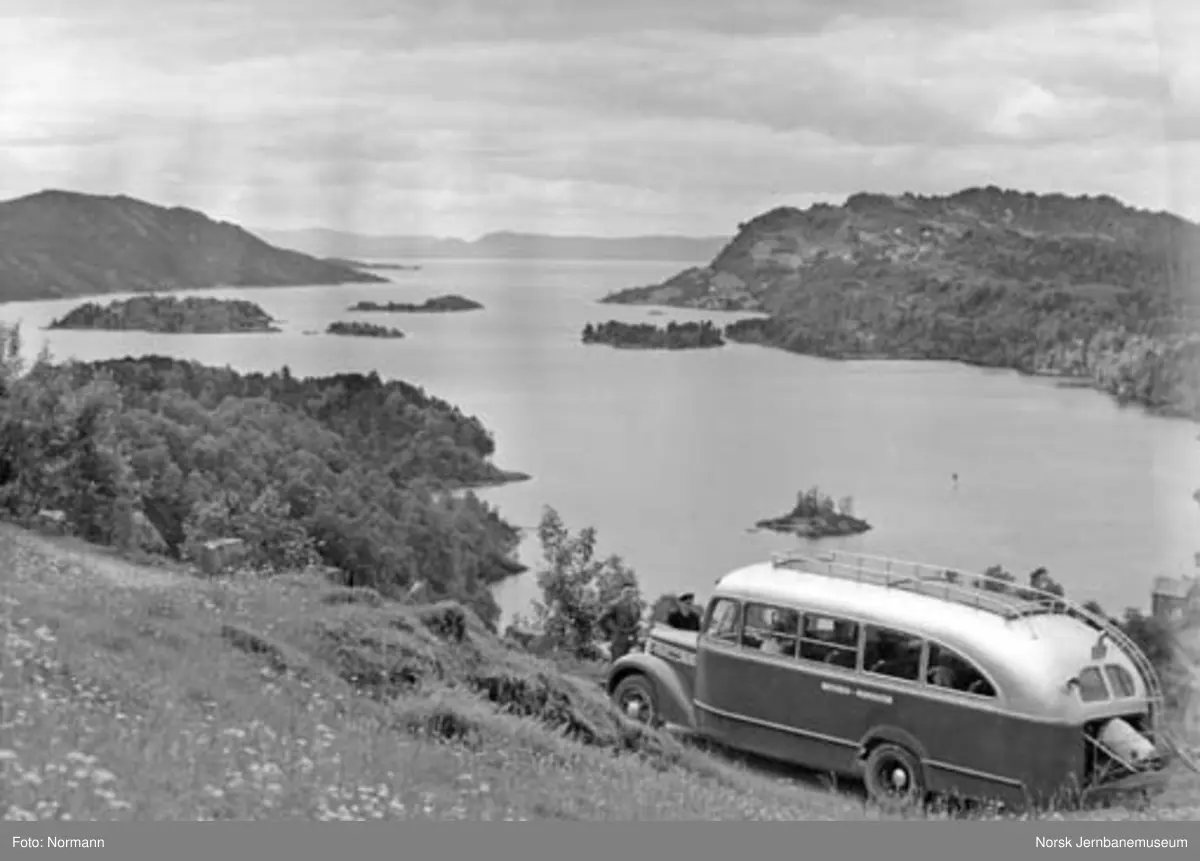 Buss ved Ådlandsfjorden i gamle Fusa Kommune