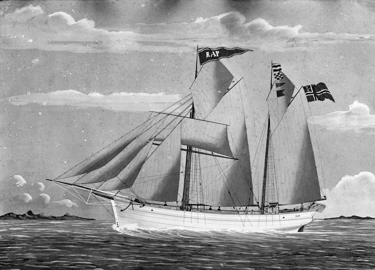 Avfotografert maleri av gaelasen "Rap" for fulle seil i åpent farvann. Land i bakgrunnen.