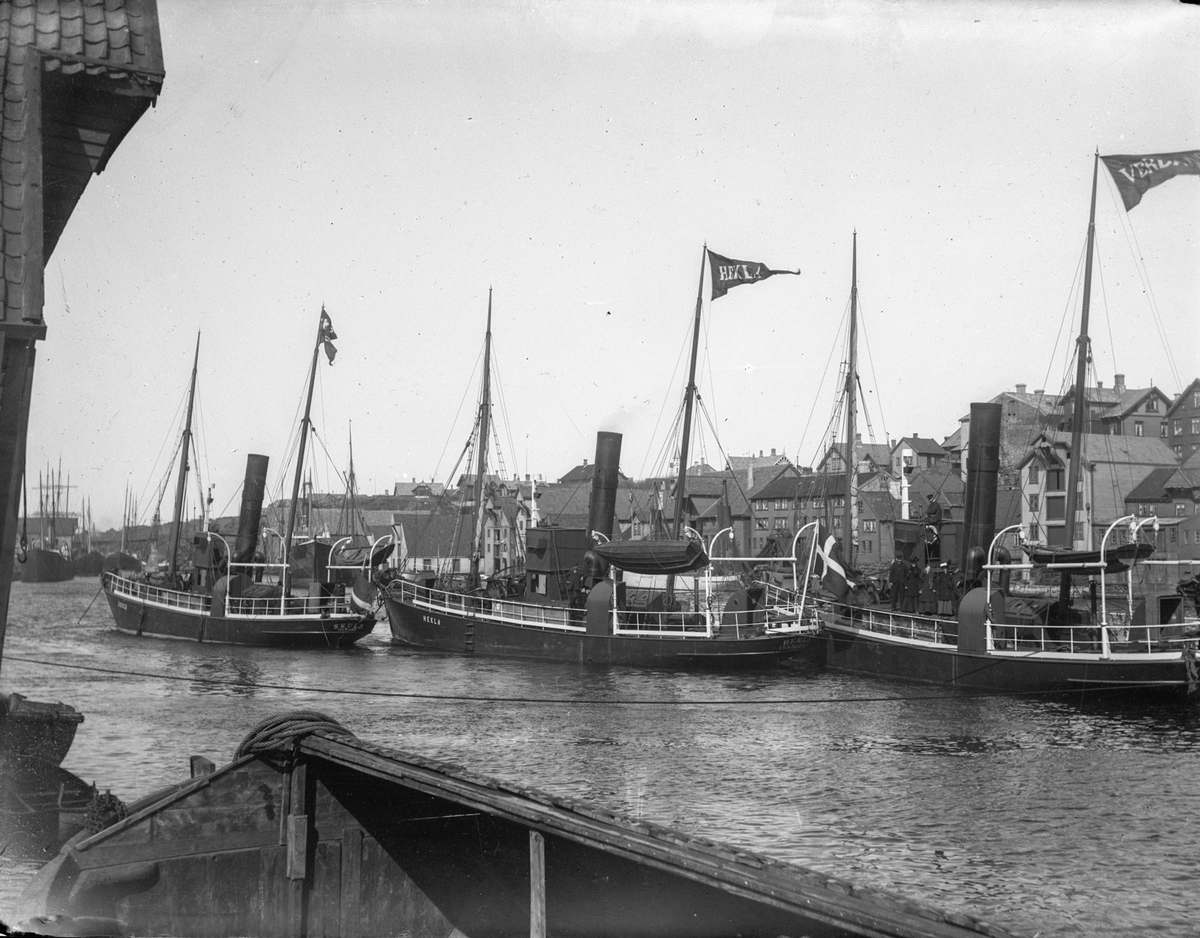 Heklabåtene, som også var hvalfangere: D/S "Skuld", D/S "Hekla" og D/S "Verdande" for anker i Smedasundet i Haugesund.