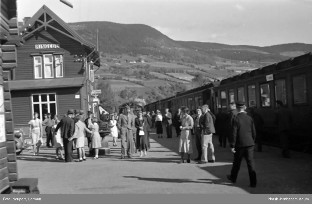 Persontog og reisende på Ringebu stasjon