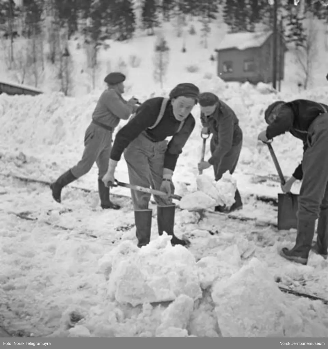 Snørydding på Nelaug og Treungenbanen : rydding på Nelaug stasjon