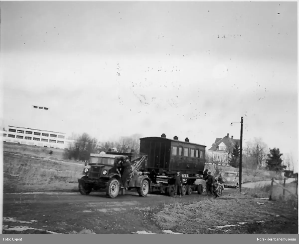 Nytt museum på Martodden : Kongsvingerbanens kongevogn under transport bak lastebil