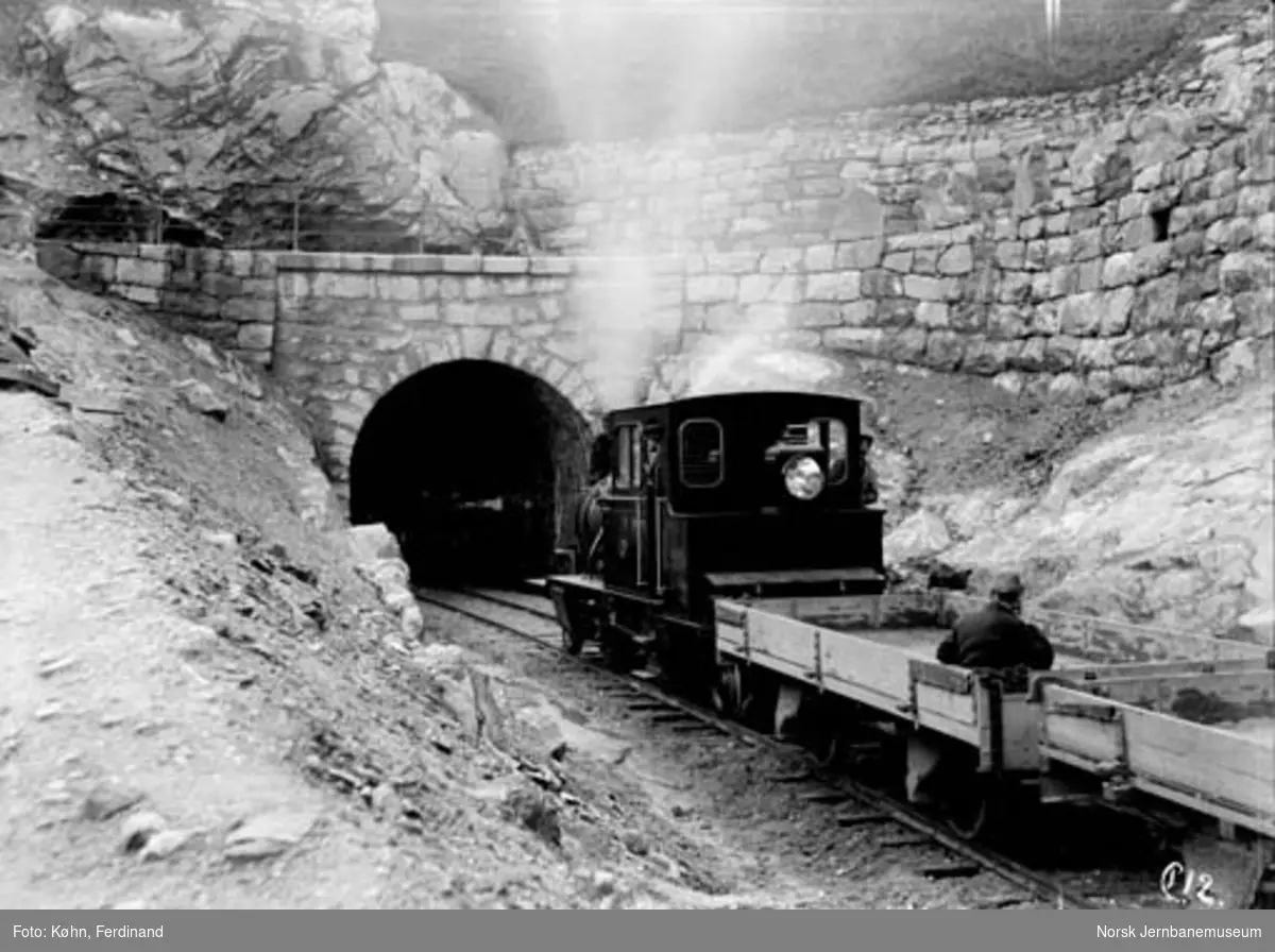 Mosby tunnel : damplokomotiv med tog på tur inn i nordre portal