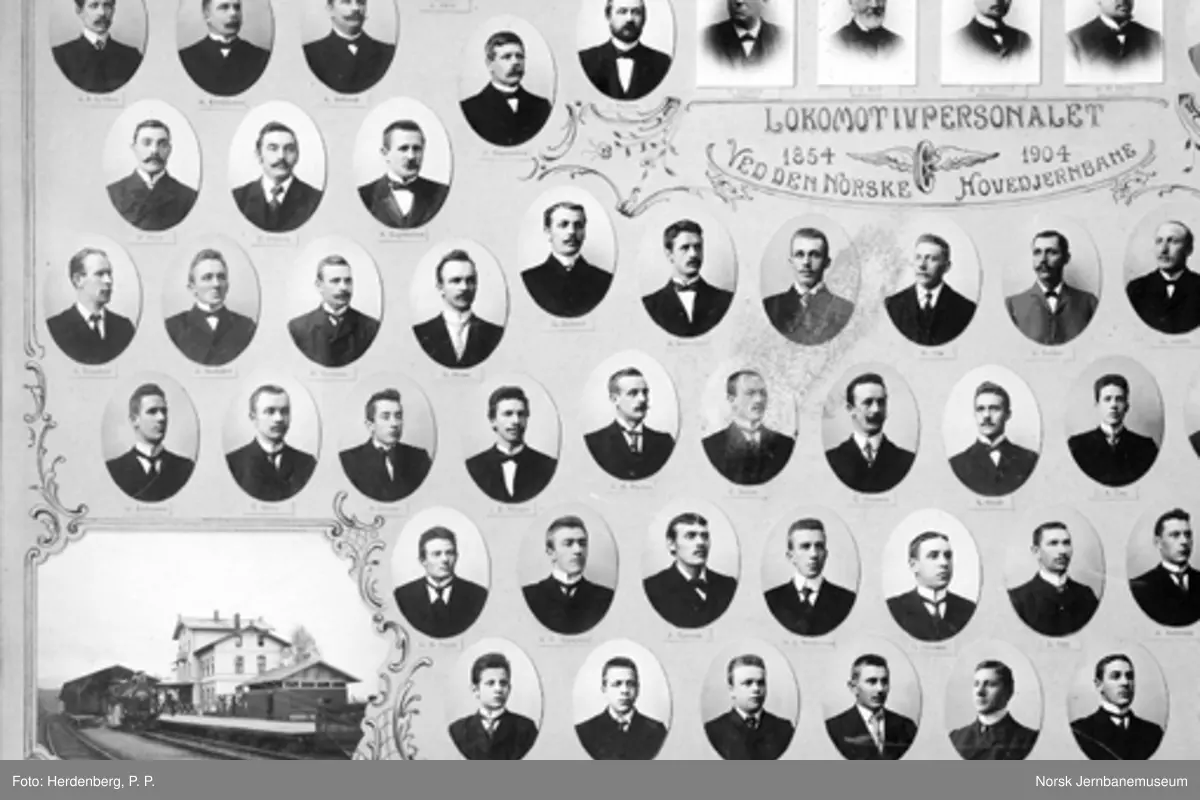 Fotomontasje med Hovedbanens lokomotivpersonale, to faner og Oslo Ø og Eidsvoll stasjoner