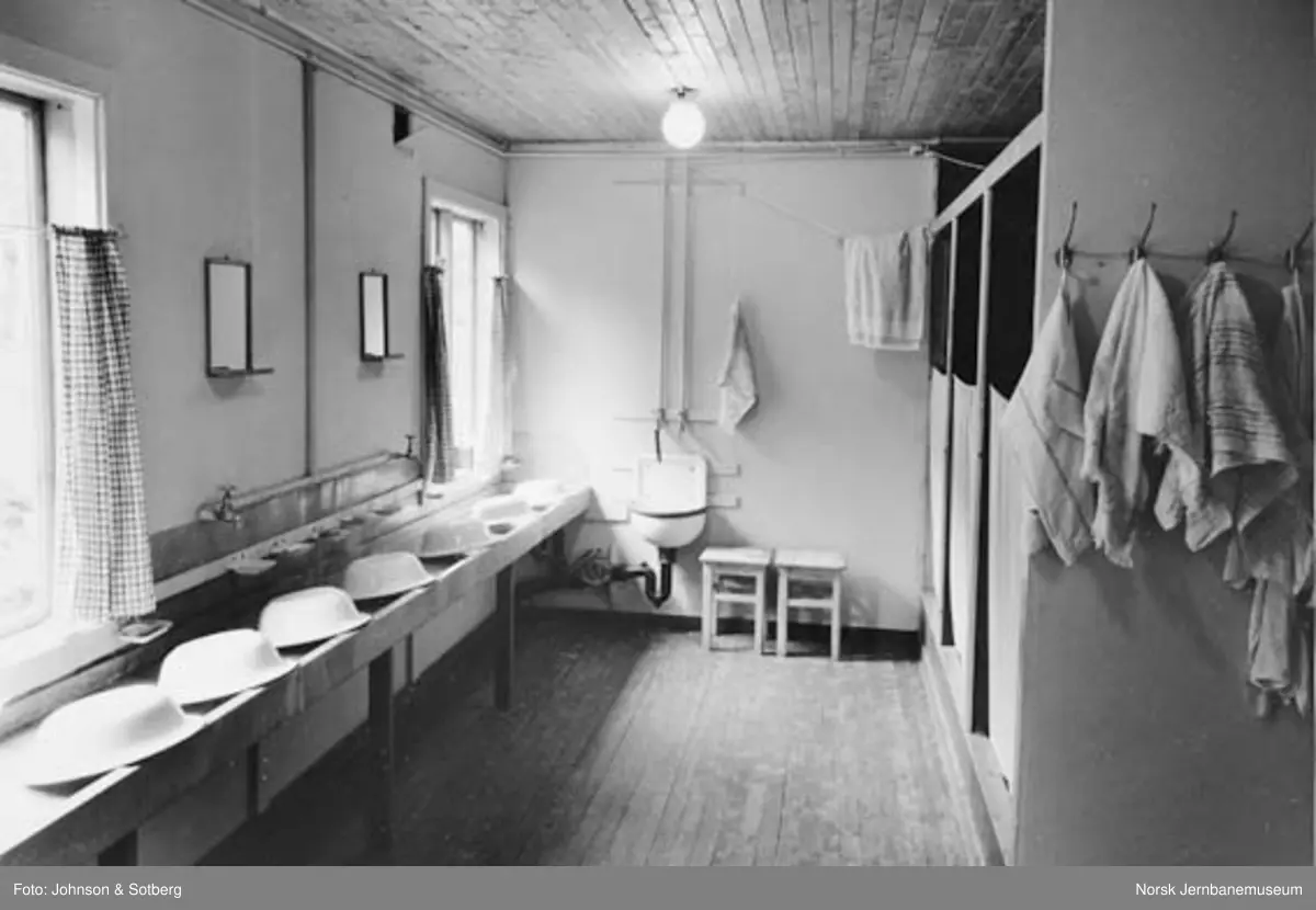 Sulitjelmabanens forlengelse : tyvemannsbrakke i Movika, vaskerom